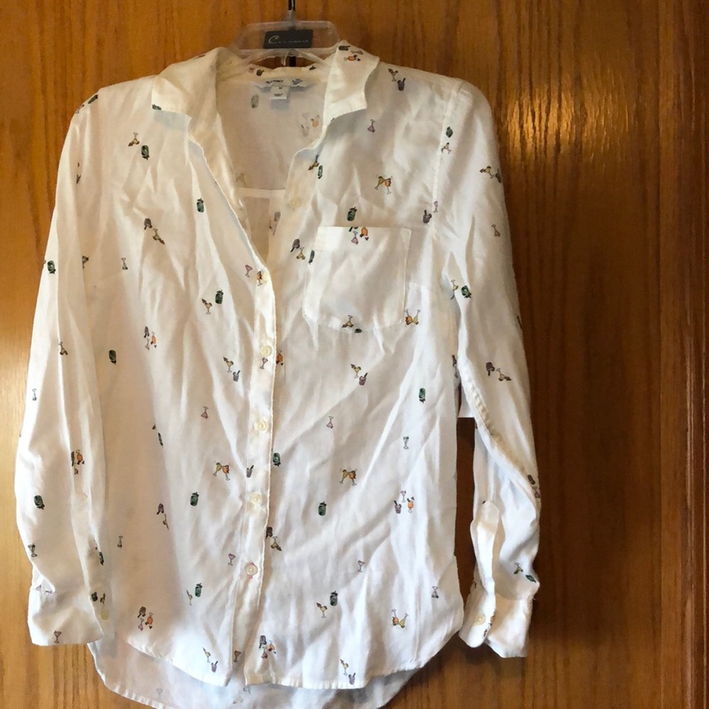 Old nave XS white shirt with drinks on it